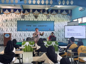 Sosialisasi SMA Kemala Taruna Bhayangkara di SMPN 285 Pulau Untung Jawa Bhabinkamtibmas Dorong Siswa Jadi Generasi Berkarakter