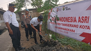 Jaga Jakarta+ Gerakan Indonesia Asri, Polisi dan Warga Neglasari Hijaukan Lingkungan