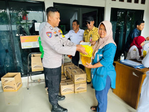 Pembagian Beras Bulog dan Minyak Goreng di Pulau Lancang Berjalan Lancar, 142 Terima Bantuan