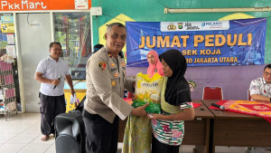 Polisi Gelar Bakti Sosial Jumat Peduli Bersama PT Pelindo Pererat Sinergi dengan Warga Rawa Badak Utara