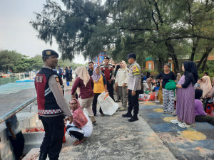 Jaga Jakarta On The Spot di Dermaga Pulau Tidung, Polsek Kepulauan Seribu Selatan Sosialisasikan Layanan 110 dan Keselamatan Wisata