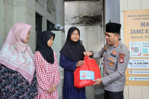 Sentuh Hati Umat, Kapolres Metro Tangerang Kota Gelar Bhakti Religi dan Bersih-Bersih Masjid Sambut Hari Bhayangkara ke-80