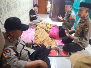Jumat Berkah Ramadhan, Polsek Bekasi Barat Sambangi Warga Sakit Menahun dan Salurkan Bantuan Sembako