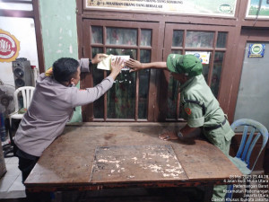 Polsek Pademangan Sosialisasikan Layanan 110 dan Pasang Sticker di Permukiman Warga