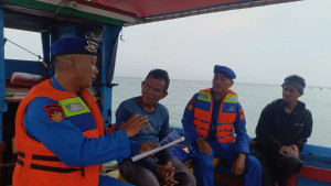 Satpolairud Polres Kepulauan Seribu Patroli Laut Ramadhan, Bagikan Sembako dan Takjil kepada Nelayan