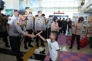 Kapolda Metro Jaya Sapa Anak-anak di Terminal Pulogebang, Bagikan Cokelat di Ruang Ramah Anak