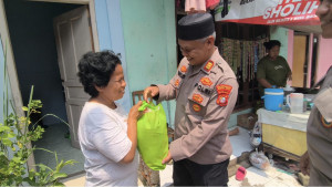 Jumat Berkah di Akhir Tahun, Kapolsek Bekasi Barat Sambangi Warga Lansia