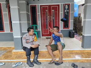 Bhabinkamtibmas Pulau Pari Sambang Warga, Perkuat Sinergitas dan Sosialisasikan Layanan 110