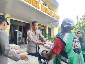 Jumat Berkah, Polsek Rawalumbu Berbagi untuk Masyarakat