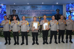 Kapolda Metro Jaya Apresiasi Dua Bhabinkamtibmas Bantu Pendidikan Anak Yatim dan Pemulung