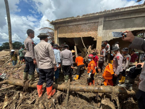 Tugas Kemanusiaan Berlanjut: Tim Brimob Polda Riau Evakuasi Jenazah Korban Bencana di Kecamatan Palembayan