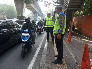 JPO Tendean Ditabrak Truk Alat Berat, Polisi Alihkan Arus Lalu Lintas