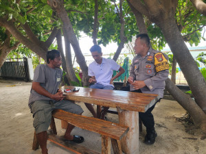 Sambang Warga Pulau Pramuka, Bhabinkamtibmas Ajak Jaga Jakarta dan Kamtibnas