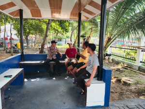 Bhabinkamtibmas Pulau Kelapa Sambangi Warga, Sosialisasikan Layanan Polri 110 dan Perkuat Kamtibmas