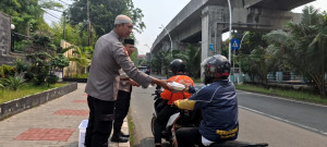 Polsek Kelapa Gading Gelar Jumat Peduli, Bagikan 50 Nasi Kotak untuk Ojol dan Warga