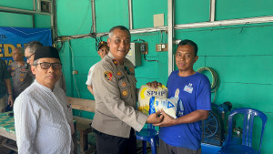 Polsek Koja Gelar Bakti Sosial Jumat Peduli, Bagikan Beras dan Terigu Gratis di Tugu Utara