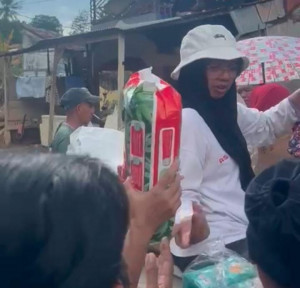 Polri Salurkan Bantuan Sembako untuk Warga Terdampak Banjir Bandang di Gurun Laweh