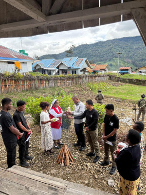 Pengamanan Satgas Damai Cartenz Hadirkan Rasa Aman Saat Ibadah Prapaskah di Sinak