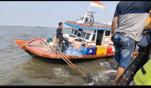 Polsek Kepulauan Seribu Selatan Gerak Cepat Tindak Lanjuti Laporan 110, Selamatkan 35 Penumpang KM Dewi Putri Yang Alami Kebocoran Di Perairan Cituis