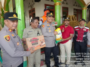 Polres Metro Jakarta Utara Salurkan Bantuan untuk 61 Pengungsi Korban Kebakaran di Semper Timur