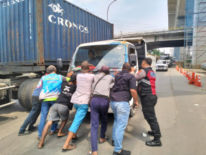 Polisi Pademangan dan Warga Bersama-Sama Dorong Truck Mogok di Depan Stasiun Ancol Lalu Lintas Kembali Lancar