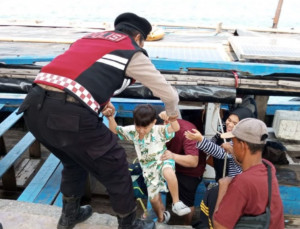 Jakarta On The Spot, Polres Kepulauan Seribu Hadir Humanis di Dermaga, Bantu Penumpang dan Sosialisasikan Layanan Polisi 110