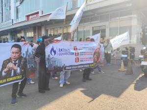 Ratusan Massa Geruduk Kantor Hotman Paris di Kelapa Gading, Polisi Siaga Amankan Aksi Unjuk Rasa