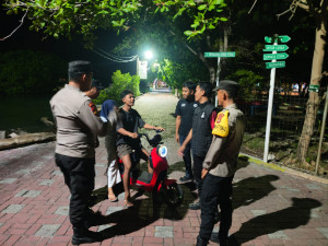 Patroli Malam Jakarta On The Spot, Polsek Kepulauan Seribu Selatan Sampaikan Layanan Polisi 110 Saat Sambangi Warga