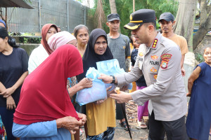 Jaga Jakarta On The Spot Sentuh Warga Mekarsari, Kapolres Metro Tangerang Kota Salurkan Bantuan Sembako