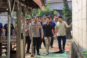 Kapolres Metro Bekasi Kota Salurkan 140 Paket Sembako Bantuan Kapolda Metro Jaya kepada Pemulung di Ciketing Udik