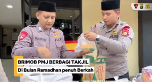 Brimob Polda Metro Jaya Gelar Aksi Berbagi Takjil bagi Masyarakat yang Berpuasa