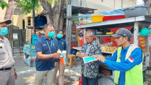Polres Metro Jakarta Utara Bagikan Masker kepada Masyarakat, Antisipasi Dampak Erupsi Gunung Anak Krakatau