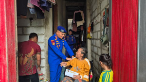 Direktorat Polairud Polda Metro Jaya Beri Kursi Roda untuk Warga Pesisir Penjaringan