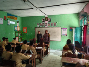 Kapolsek Cabangbungin AKP Alex Chandra Didampingi Bhabinkamtibmas Polsek Cabangbungin Ajak Pelajar MTs Fatahillah Perangi Narkoba Lewat Program Police Goes To School