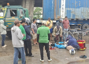 Diduga Mengantuk Pemotor Tabrak Belakang Truk Trailer di Cakung Cilincing, Korban Dilarikan ke RSUD Koja