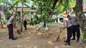 Polsek Kelapa Gading Gelar Aksi "Merdeka Bersama Masyarakat", Percantik Lingkungan RW 014 Pegangsaan Dua