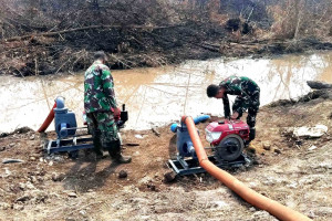 Pastikan Sumber Air Karhutla Tetap Andal, Personel Lanud Sjamsudin Noor Siaga 24 Jam Dukung Kesiapan dan Operasi Penanganan Karhutla