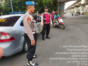 Polsek Kelapa Gading Lakukan Pengaturan Lalu Lintas dan Pantau Titik Rawan Macet serta Banjir