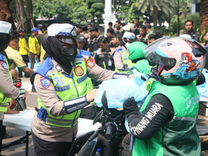 Jumat Peduli, Polda Metro Jaya Pererat Silaturahmi dengan Pengemudi Ojol