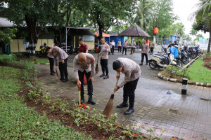 Program Bang Jasri Digelar Serentak, Personel Polres Kepulauan Seribu Kompak Bersih-Bersih Masjid