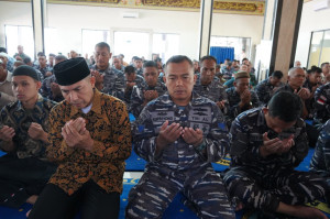 Prajurit TNI AL dan PNS Kodaeral l Laksanakan Doa Bersama Dalam Rangka Hari Pahlawan Tahun 2025