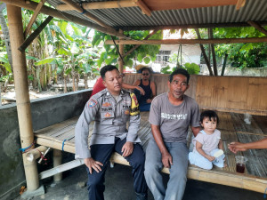 Bhabinkamtibmas Pulau Lancang Sambangi Warga, Sosialisasikan Layanan Polri 110 Gratis 24 Jam
