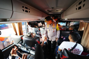 Tinjau Terminal Pulogebang, Kapolri Tekankan Utamakan Keselamatan Penumpang