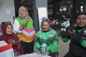 Legislator Partai Gerindra Ade Jona Prasetyo Beri Motor Baru untuk Driver Ojol Tunarungu Korban Pencurian di Medan