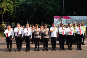 Kapolda Metro Jaya Serahkan Pin Emas Kapolri kepada Personel Ditresnarkoba PMJ Pengungkap Sabu 516 Kg Jaringan Internasional