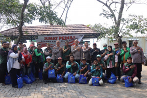 Wakapolres Kepulauan Seribu Rangkul Sabuk Kamtibmas, Sosialisasikan Layanan Polisi 110 untuk Dukung Jaga Jakarta