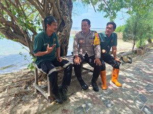 Sapa Warga dengan Senyuman Bhabinkamtibmas Pulau Tidung Ajak Masyarakat Kenali Layanan Darurat 110