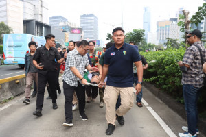 Tim Medis Polda Metro Jaya Sigap Evakuasi Mahasiswa yang Pingsan Saat Aksi