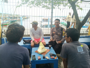 Bhabinkamtibmas Pulau Panggang Sambangi Warga, Sosialisasikan Layanan Polri 110 dan Perkuat Kamtibmas