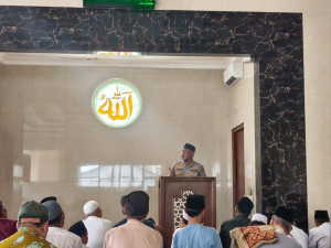Kapolsek Bekasi Barat Salat Jumat Bersama Warga, Ajak Jaga Kondusivitas Kamtibmas Melalui Program Jaga Jakarta On The Spot